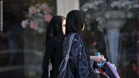 السعودية .. فتاة ترشق رجال الهيئة بالحذاء وتتهمهم بالانتماء لـ ‘‘ داعش‘‘