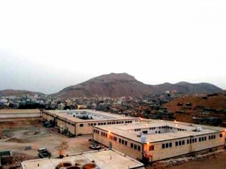 قيام مجهولين بالتقطع لسيارة سجن المكلا ويهربون سجينين