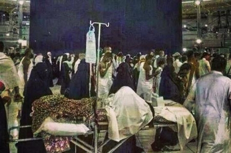 سعودية تصر على الطواف بالكعبة على "سرير المرض".. وابنها يلبي لها أمنيتها