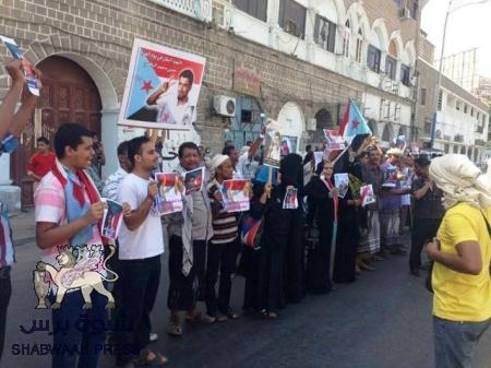وقفة احتجاجية أمام مبنى الأمن السياسي في عدن للمطالبة بالافراج عن خسمة معتقلين جنوبيين