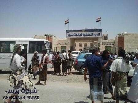 وكيل محافظة شبوه يلتزم باعادة بناء مخيم أبناء ‘‘مرخه وخوره وظرى‘‘ الذي هدمته قوات الأمن يومين