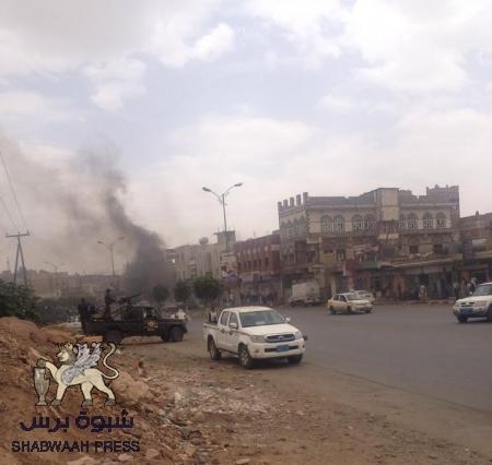 جيوب مقاومة في مقر الفرقة .. وجنود القياد العامة للقوات المسلحة يسلمونها لأنصار الله