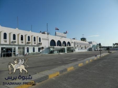 جنود الجيش اليمني يمنعون طائرة ركاب من مغادرة مطار الريان لإركاب جنود جرحى غيل بن يمين