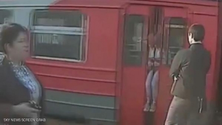 7 كيلومترات ورأسها عالق خارج باب عربة القطار