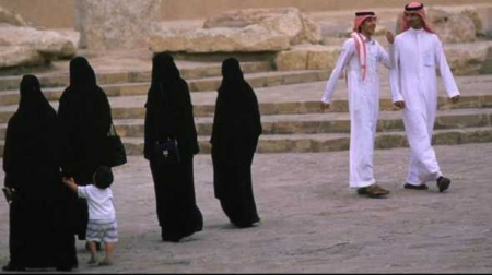صحيفة بريطانية : تويتر يقول إن السعوديين يلومون رجال الدين في ظهور داعش