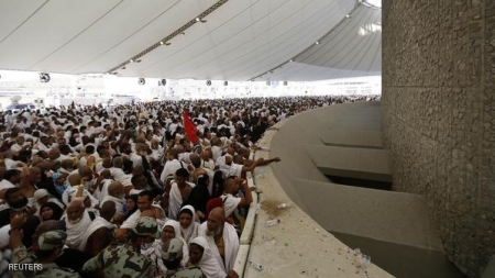 حجاج بيت الله يرمون جمرة العبة