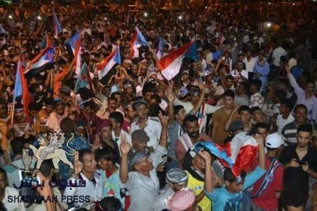 الآلاف من أبناء الجنوب يدشنون اعتصامهم المفتوح بمهرجان حاشد بساحة العروض بعدن