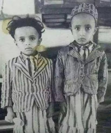 نشطاء يمنيُّون ينشرون صورة طفلين قالوا إنهما ‘‘علي عبدالله صالح وعلي محسن الأحمر‘‘