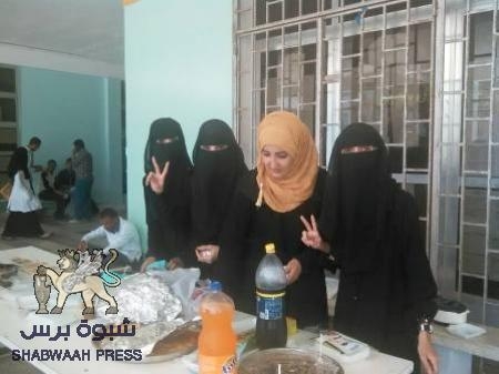 طلاب وطالبات من منسقية جامعة عدن يقيمون طبقا خيريا بكلية الطب تضامنا مع اخوانهم المعتصمين بساحة العروض .