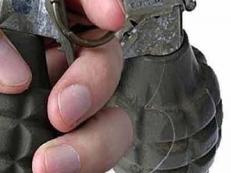 أب يمني محبط .. يقابل عقوق ابنيه بإلقاء قنابل عليهما