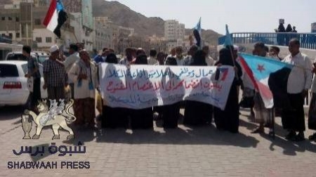 عمال إذاعة المكلا ينضمون الى ساحة الاعتصام المفتوح بالمكلا