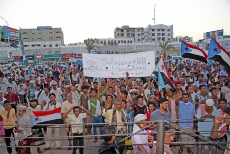 مع بدأ العد الزمني للـ 30 من نوفمبر .. اسقاط اضخم علم للوحدة بعدن ورفع علم الجنوب