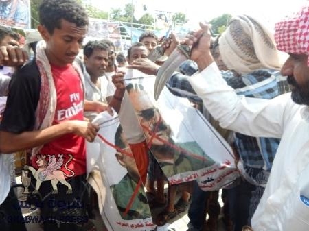 ردا على خطابه الأخير.. مئات الجنوبيين يحرقون صور المخلوع صالح بعدن ويطالبون مجلس الأمن بمحاكمته دولياً كونه مجرم حرب