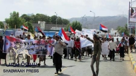 الإتحاد العالم لعمال الجنوب ينظم وقفة احتجاجية بعدن ويحرك مسيرة حاشدة إلى ساحة الحرية