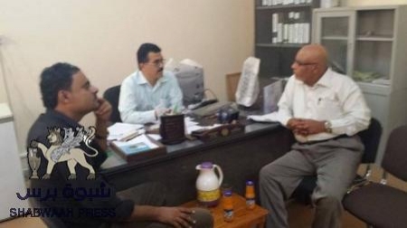 مستشار محافظ حضرموت للتأمينات يلقي محاضرة حول أهميتها الاجتماعية لطلاب جامعة حضرموت