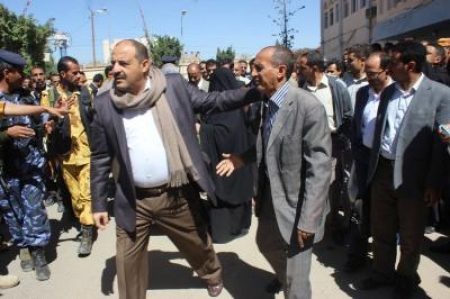 الصورة التي هزت الوسط الصحفي اليمني.. مكرم يعتدي على الصحفي الشاوش‎