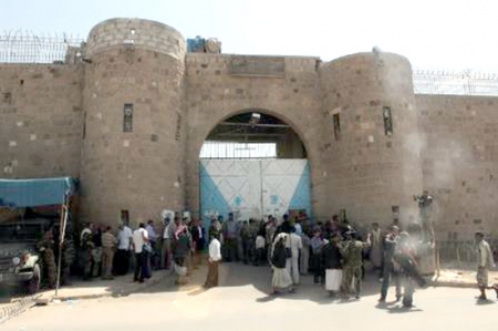 معارك داخل السجن المركزي بصنعاء بين الحوثيين والقاعدة
