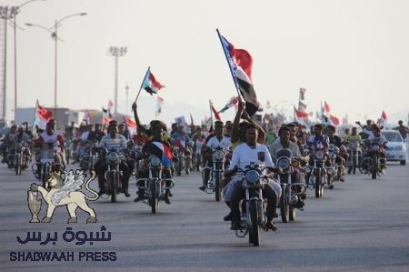 عشرات الآلاف من أبناء حضرموت، يستقبلون بحفاوة رئيس الرابطة الجفري وقياداتها لدى وصولهم للمكلا