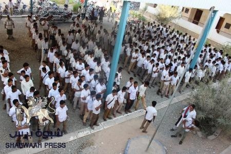 تحت شعار ( نتعلم من اجل خدمة ثورتنا السلمية )..طلاب ثانوية ابن سيناء يرفعون العلم الجنوبي صباح اليوم