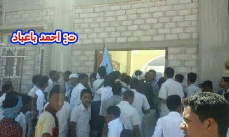 طلاب مدينة سيئون يواصلون رفع اعلام الجنوب فوق جميع المدارس والكليات والثانويات ومكتب التربيه والتعليم بالوادي والصحراء