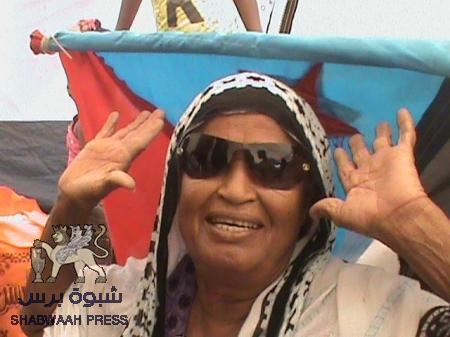 امرأة تتبرع بكل ما في حوزتها لقافلة نسائية من الكود قدمت الى ساحة الاعتصام بعدن