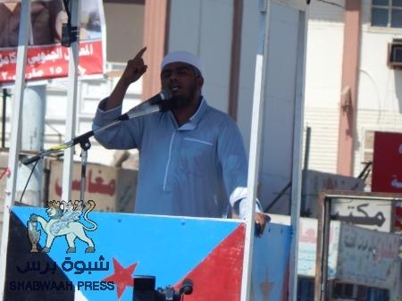 عشرات الآلاف يؤدون صلاة الجمعة بعدن ويخرجون بمسيرة حاشدة وتسليم رسالة للمفوضية السامية التابعة للأمم المتحدة