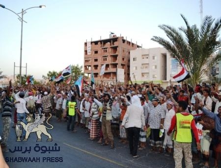 الآلاف من المعتصمين الجنوبيين يشاركون بمسيرة حاشدة والهيئة الإشرافية تسلم رسالة هامة للقنصلية الروسية بعدن