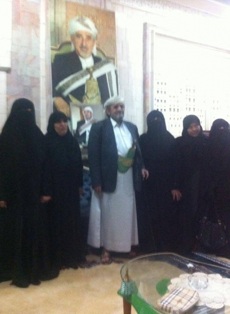 ظهور الشيخ صادق الأحمر مع نسوة متضامنات بعد اجتياح منزله علامة جديدة لإنحسار ملك أبيه