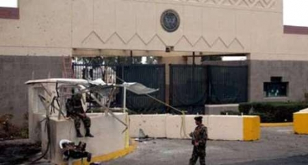 سقوط قتيلين في بوابة السفارة الامريكية بصنعاء احدهما جندي