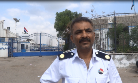 طالب بتشكيل لجان حماية المنشئات من السلب والنهب الكابتن احمد صالح العصيان نجح وشل الحركة في الميناء