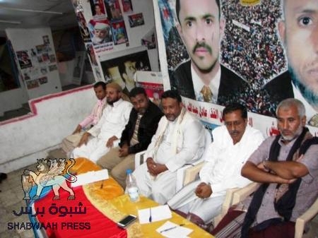 أعضاء الهيئة الإشرافية في برنامج ( بكل شفافية ) بمنصة ساحة الاعتصام الجنوبي بعدن