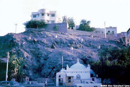 جروب &lsquo;&lsquo; اصحاب&lsquo;&lsquo; يرمم مسجد العراقي بعدن .. والاوقاف تحاول سرقة الانجاز !!