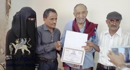 اثناء لقاءها بالشخصية الوطنية السيد / عبدالرحمن الجفري منظمة حق تستعرض معه مراحل عملها .