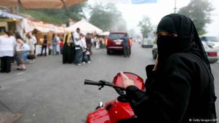 السعودية تستعين بمفتشات شرطة للبحث عن متنكرين