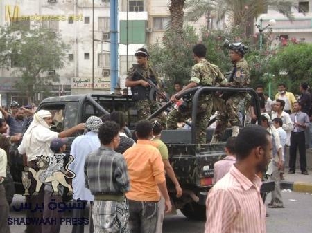 استهداف الناشط احمد عبدالله منصور الملقب بالبوع بطلق ناري من قبل احد افراد الامن المركزي بالقرب من مقر عمل الناشط .