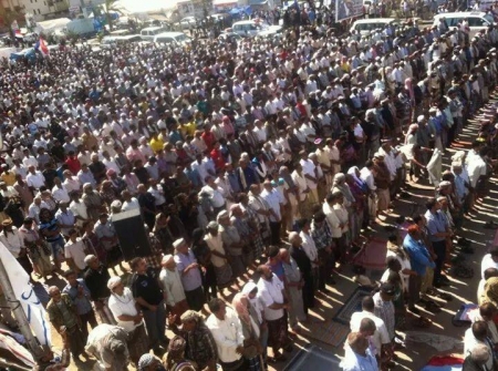 عشرات الالاف يصلون صلاة الجنازة على جثمان الشهيد خالد الجنيدي (صور)