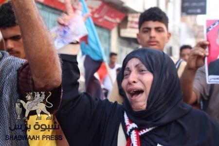 عدن تنتفض عن بكرة أبيها وتزف الشهيد الجنيدي بموكب جنائزي مهيب