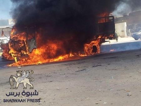 إحراق شاحنة نقل للجيش اليمني في عتق ( صور )