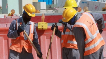 الغارديان: وفاة عامل نيبالي كل يومين في قطر