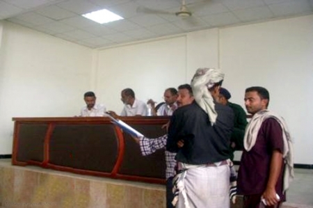 إضراب قضاة وموظفي محكمة الحوطة بعد نهب مرتباتهم
