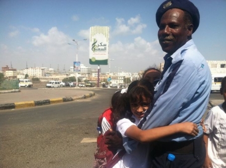 عيون باكية وأحضان دافئة