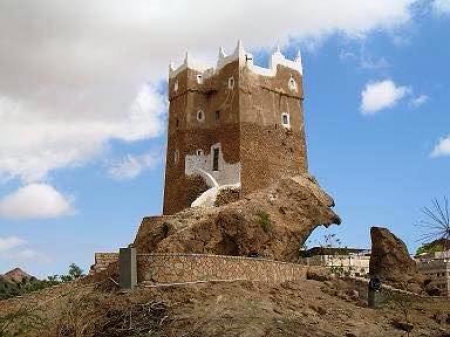 معسكر النجدة بالمكلا يتعرض لقصف من قبل مجهولين