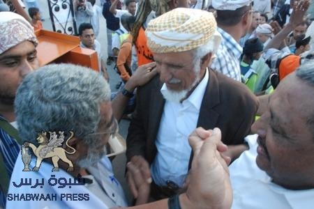 ساحة الاعتصام بالمكلا تستقبل الشيخ عبد الرب النقيب