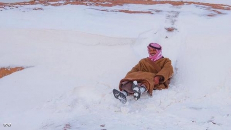 السعوديون يحتفون بالثلوج