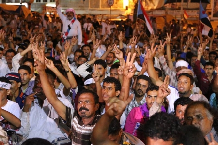 صحيفة الخليج : محافظ عدن يواجه الاحتجاجات الجنوبية بقوة