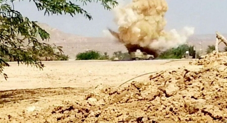 تعرض طقم عسكري لانفجار عبوه ناسفة في بلحاف واصابة جنود