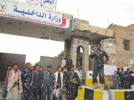 وزارة الداخلية اليمنية تصدر تعاميم هامة .. تبحث عن 4 شاحنات