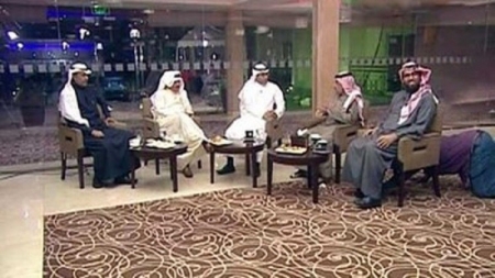 ظهور غريب لرجل خلف كرسي ضيف إحدى القنوات