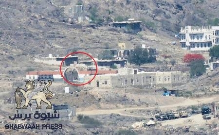 بعد سقوط دار الرئاسة بصنعاء بيد الحوثيون: لواء ضبعان بالضالع يرفع أعلامهم على مقراته ومواقعه العسكرية