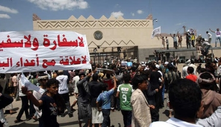 أميركا تخفض عدد بعثتها الدبلوماسية في صنعاء